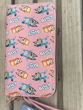 NWT Wristlet/Wallet/clutch. Features Pink Bluey and Bingo